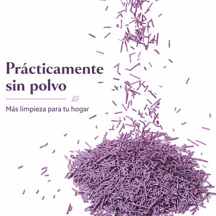 Arena de tofu para gato , prácticamente sin polvo, sobre un fondo blanco.