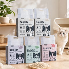 Cinco bolsas de arena de tofu para gatos SAKURA PETTO de 2.5kg en diferentes presentaciones, junto a pellets cilíndricos naturales y un gato en un hogar limpio.