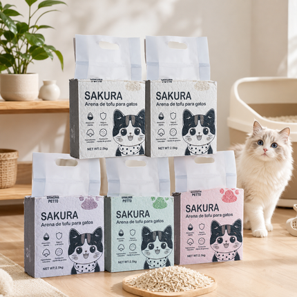 Cinco bolsas de arena de tofu para gatos SAKURA PETTO de 2.5kg en diferentes presentaciones, junto a pellets cilíndricos naturales y un gato en un hogar limpio.
