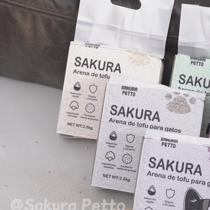Variedad de empaques de arena de tofu SAKURA PETTO en diferentes aromas exhibidos en fila.