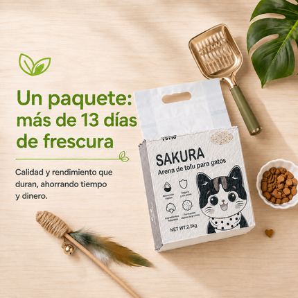 Bolsa de arena de tofu para gato SAKURA PETTO de 2.5 kg sobre mesa de madera, junto a pala, juguete y croquetas; una bolsa ofrece más de 13 días de frescura.