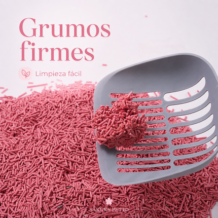 Pala levantando un grumo firme de arena de tofu para gato SAKURA PETTO color rosa, fácil de retirar durante la limpieza del arenero.