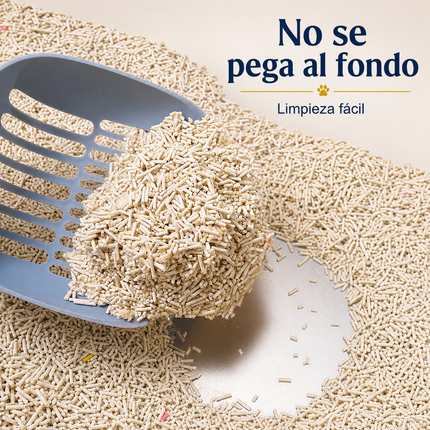 Pala levantando un grumo firme de arena de tofu para gato SAKURA PETTO, sin residuos pegados al fondo del arenero.