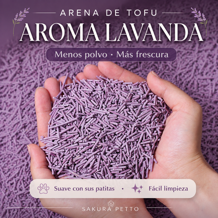 Manos sosteniendo arena de tofu aroma lavanda SAKURA PETTO, con pellets morados de bajo polvo y textura suave para las patas.